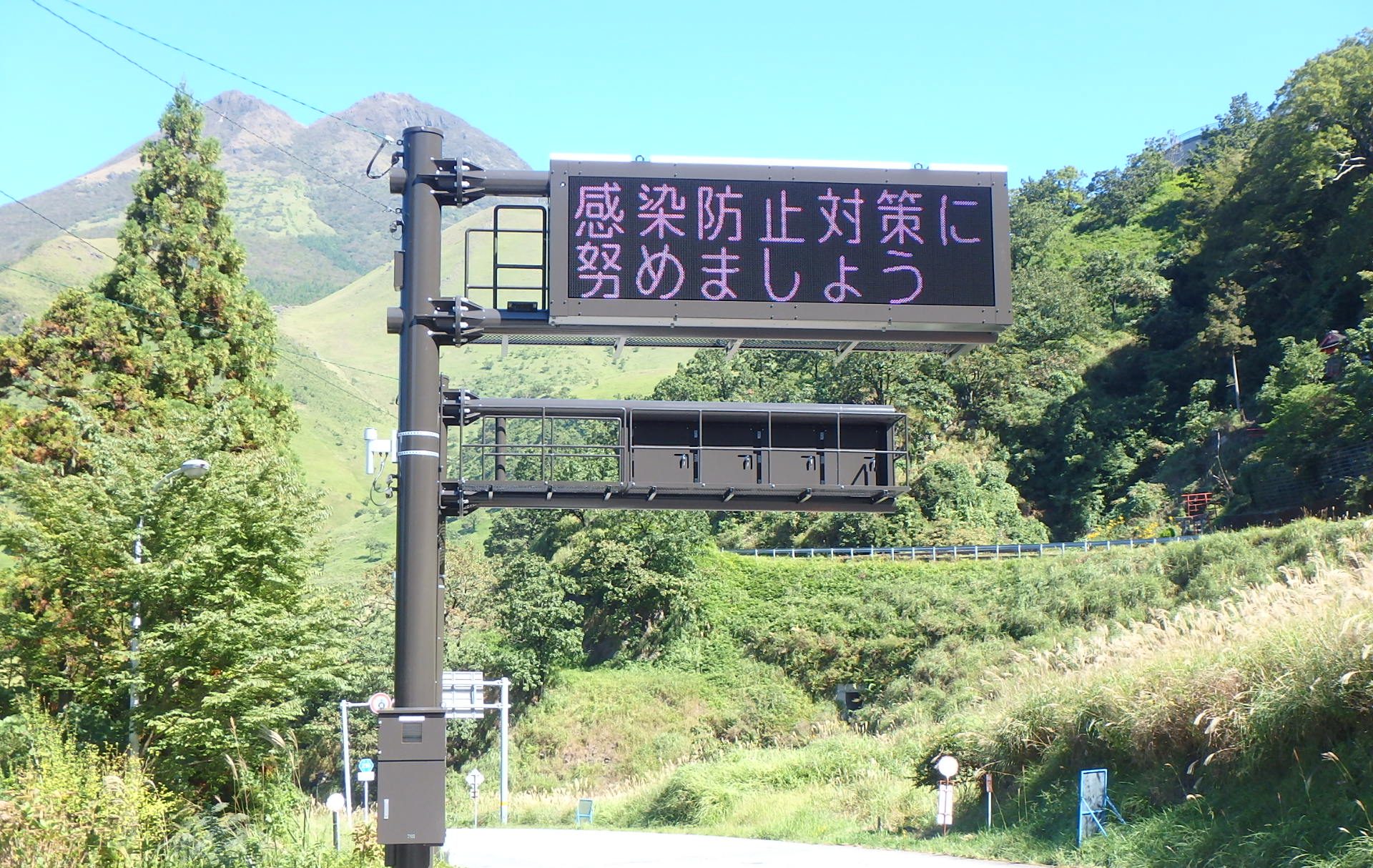 湯布院地区道路情報表示設備更新工事 – 株式会社清電社